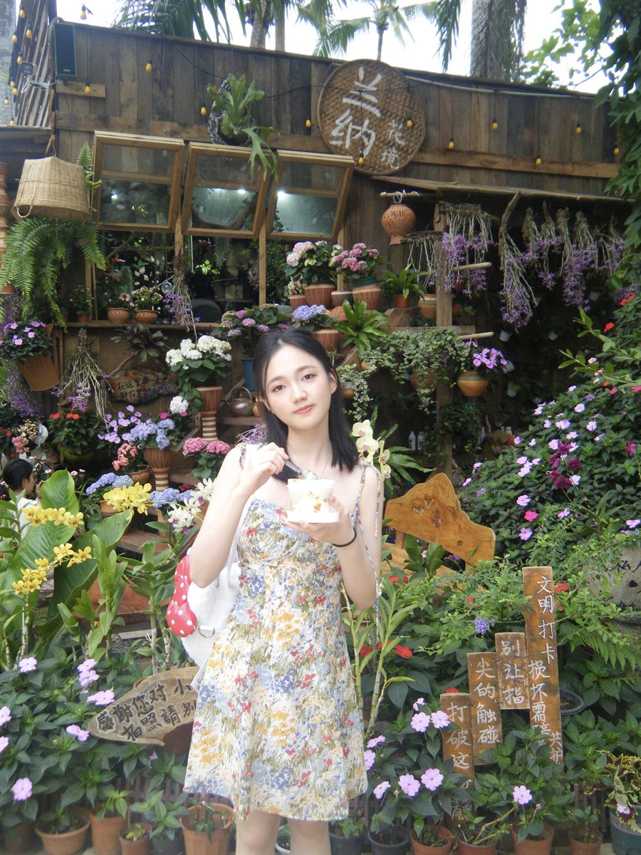 朱墨Helen在花园旅行时的照片