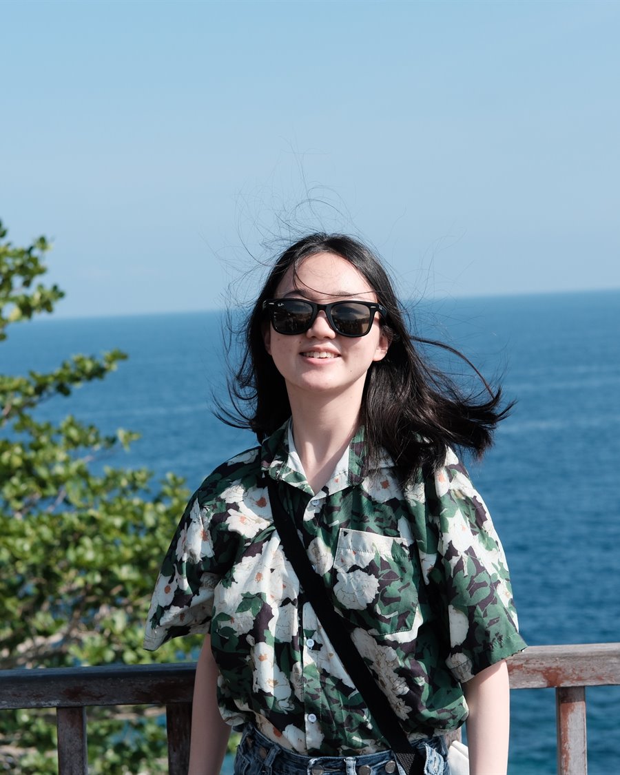 朱墨在海边的旅行照片