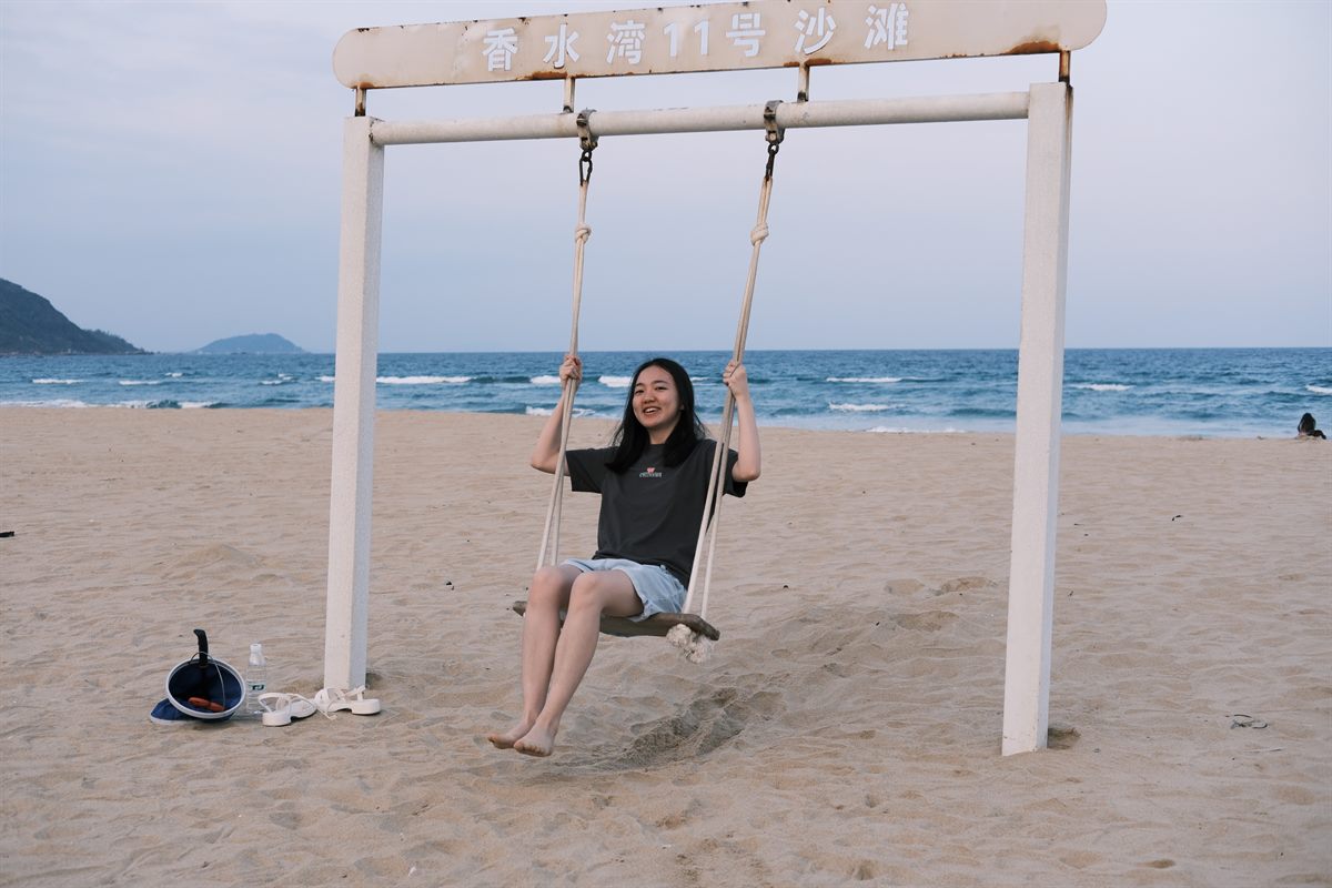 朱墨在海边秋千上的旅行照片
