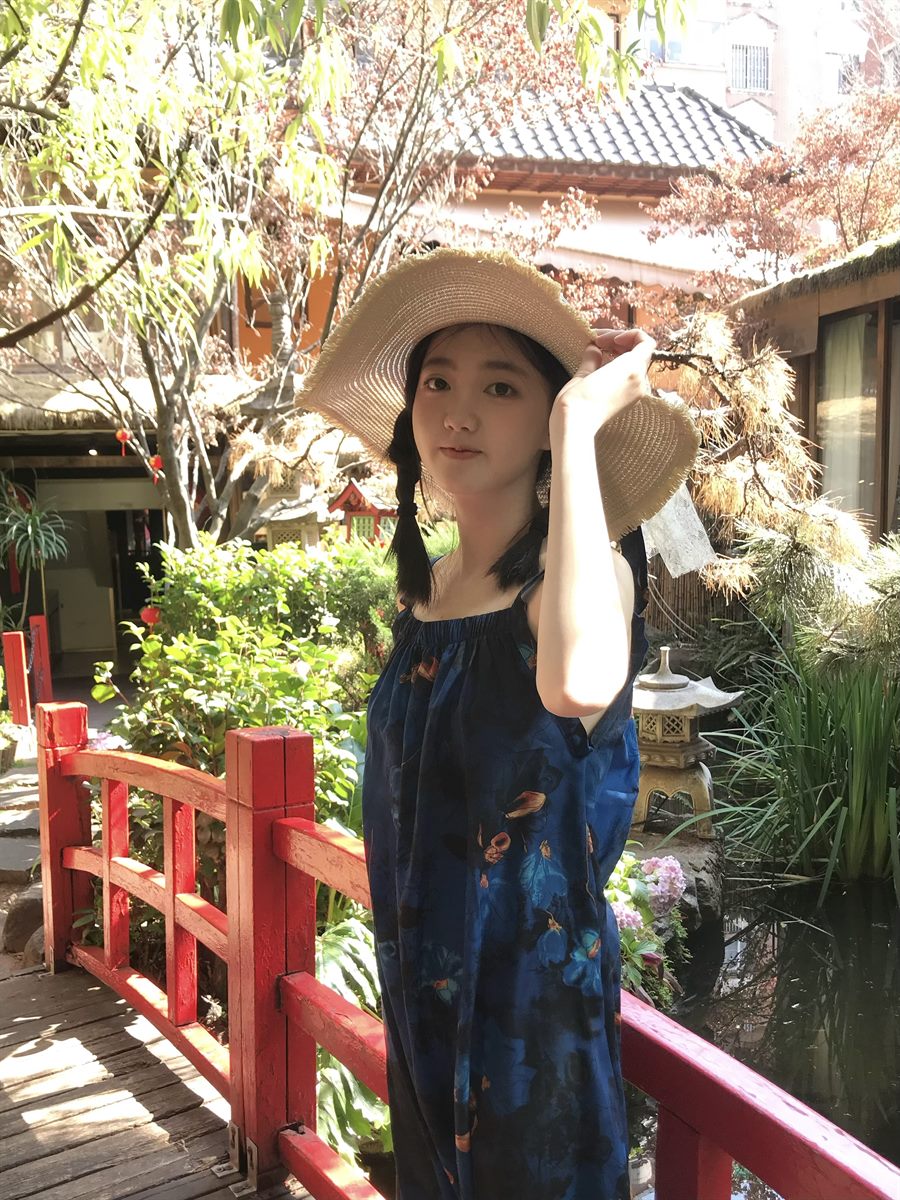 朱墨在园林旅行时的照片